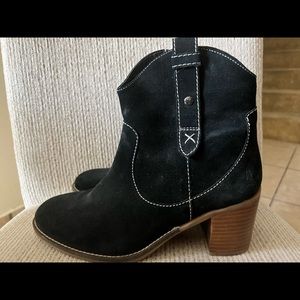 HUSH PUPPIES Hannah ankle bootie.